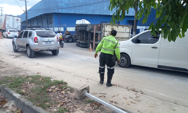 Carreta tomba no bairro São José e gera engarrafamento na Zona Leste de Manaus; veja vídeo