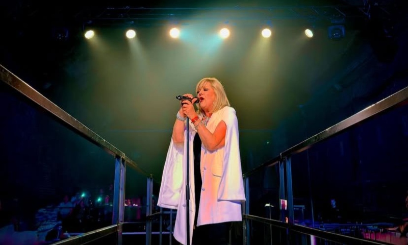 Cantora e dançarina inglesa Nicki French comandará noite nostálgica em Manaus