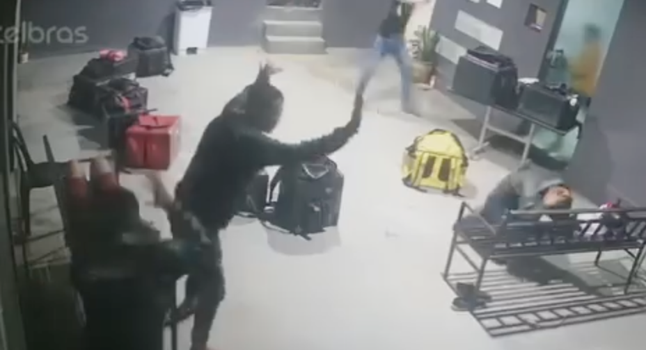 Noite de pânico: vídeo mostra momento em que bandidos armados assaltam temakeria em Manaus