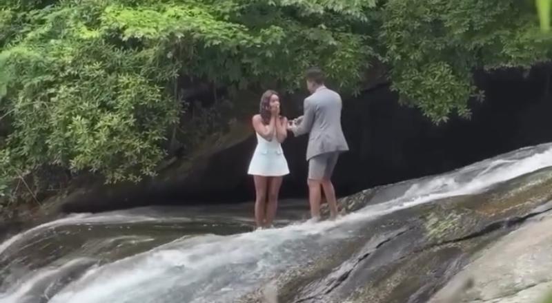 “Sonho que virou pesadelo”: homem cai de cachoeira gigantesca enquanto pede namorada em casamento; veja vídeo