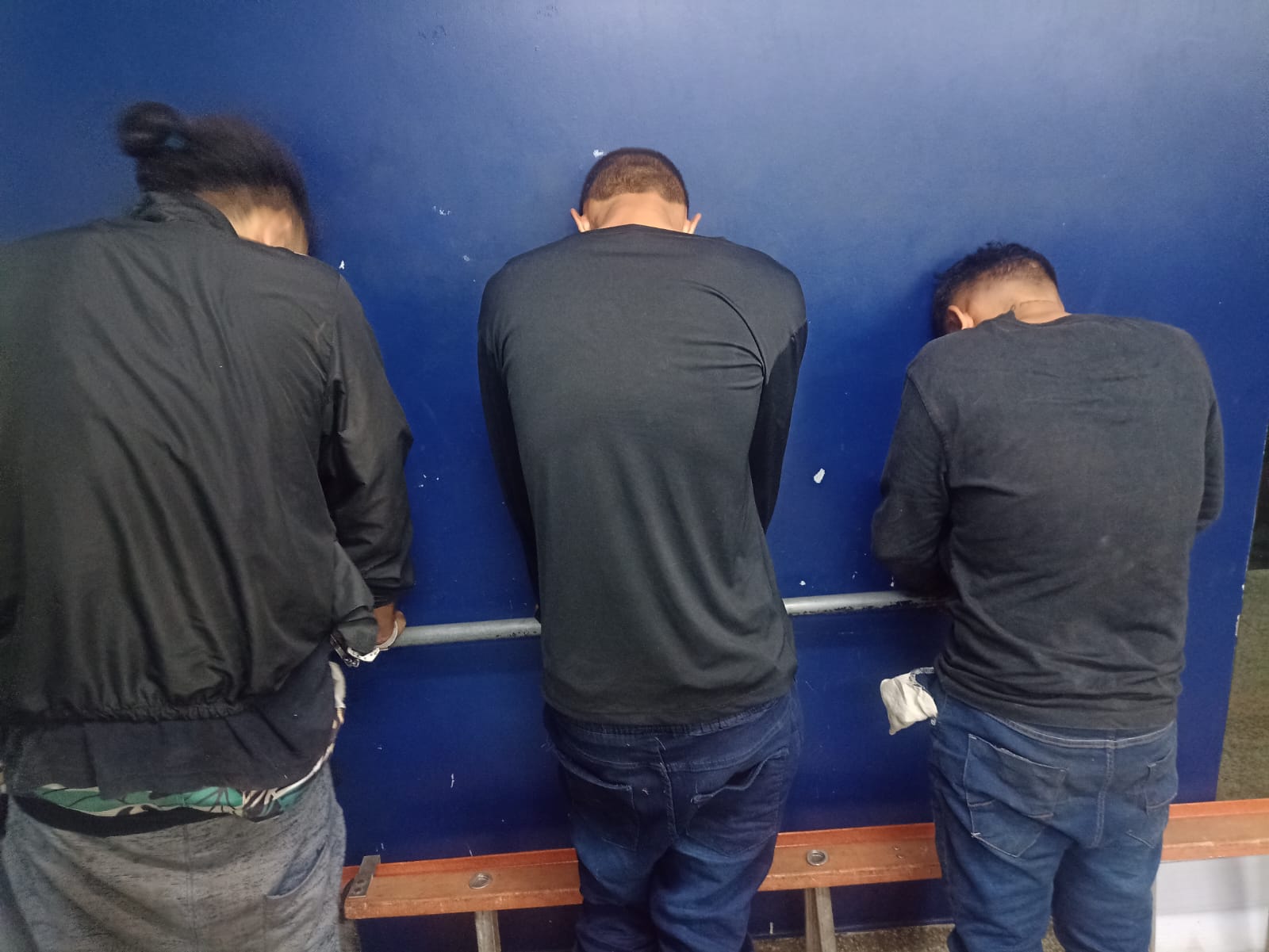Trio “cheiroso” é preso enquanto roubava loja de perfumes no Alvorada, em Manaus