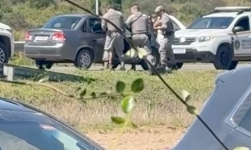 Vídeo mostra momento em que policial mata jovem de 19 anos que já estava imobilizado; veja