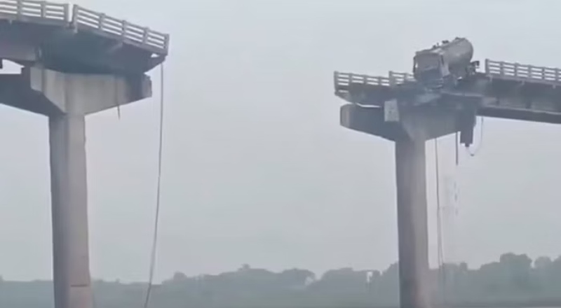 Tragédia: ponte desaba e mata 10 pessoas na Índia; veja vídeos