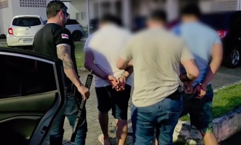 Dupla é presa com arma e drogas no bairro Lago Azul; veja vídeo