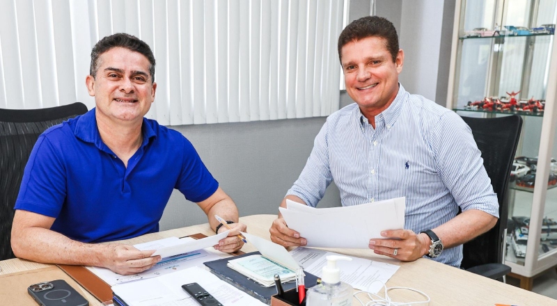 Prefeito David Almeida sanciona lei que garante passe livre a mais de 212 mil estudantes da rede municipal