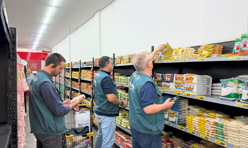 Procon fecha o cerco: operação apreende produtos impróprios em supermercados de Manaus