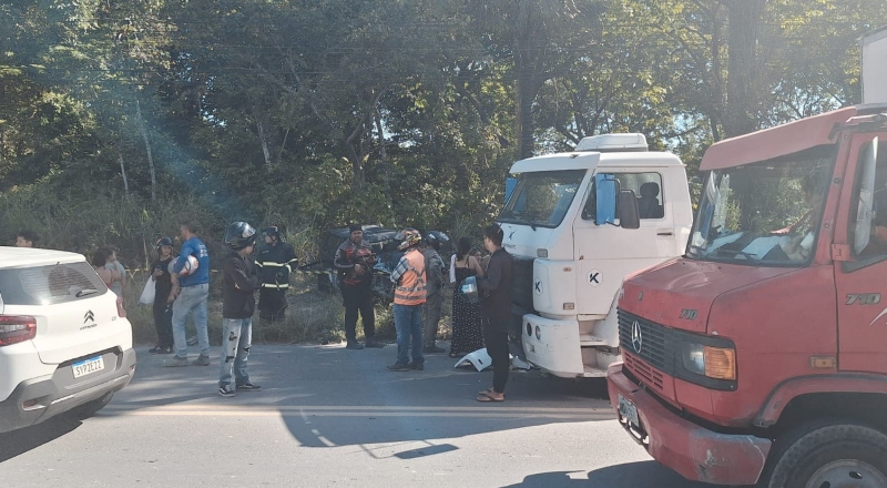 Acidente grave entre carro e caminhão deixa uma mulher morta no Distrito Industrial; veja vídeos