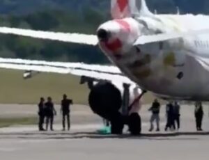 Horrível: vídeo mostra momento em que trabalhador é sugado por turbina de avião; veja