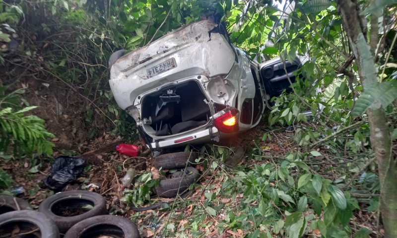 Urgente: motorista de app capota carro lotado de passageiros na Cidade Nova; veja vídeo