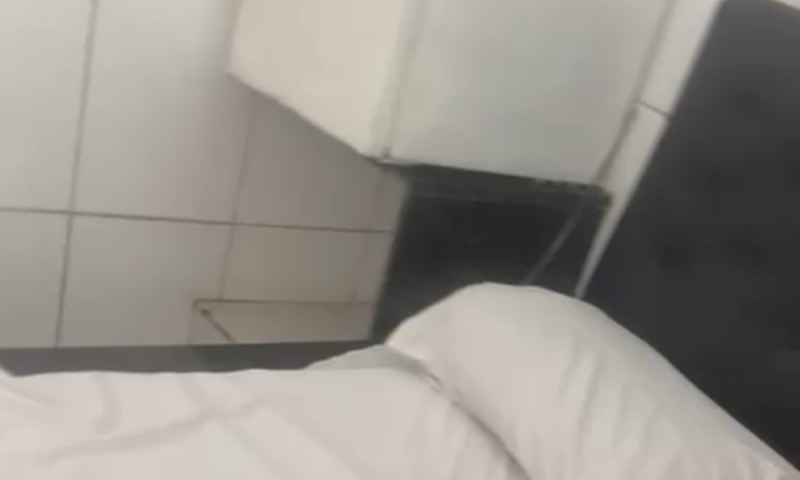 Vídeo forte mostra mulher brutalmente esfaqueada em motel do Centro; veja