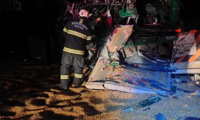 Urgente: acidente entre ônibus e carreta deixa 30 feridos