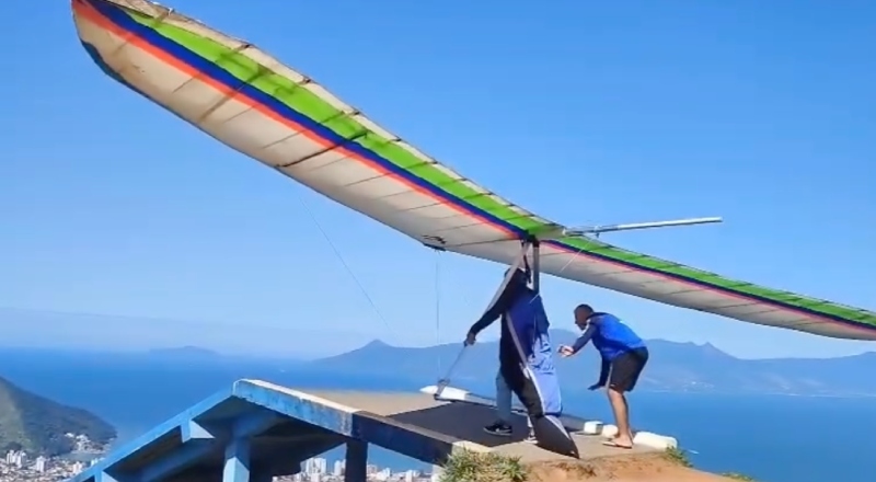 Vídeo mostra momento em que piloto cai e morre durante voo de asa-delta em SP; veja