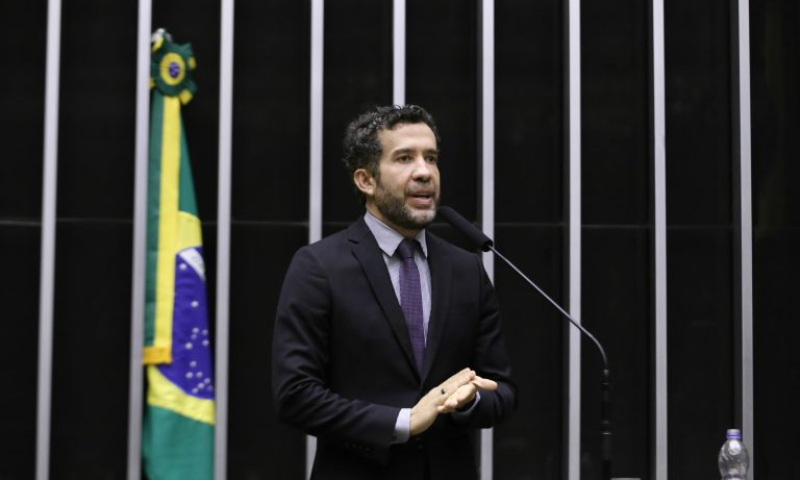 Deputado André Janones está suspenso do mandato por três meses por ofender Nikolas Ferreira; saiba mais