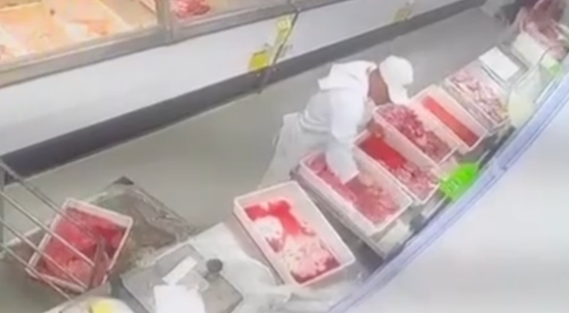 “Rixa violenta”: veja momento em que funcionário tenta matar colega de trabalho a tiros dentro de açougue