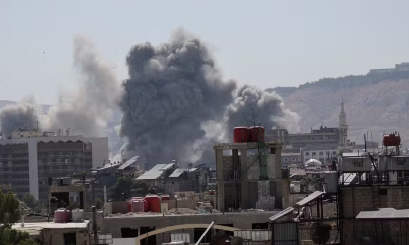 Veja o momento em que Israel bombardeia o Ministério da Defesa da Síria e a explosão é transmitida ao vivo