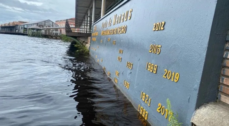 Após oito meses de cheia, Rio Negro inicia vazante em Manaus