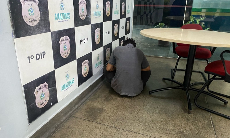 Venezuelano é preso por dirigir ‘bebaço’ e bater em poste na Zona Centro-Sul de Manaus; veja vídeo