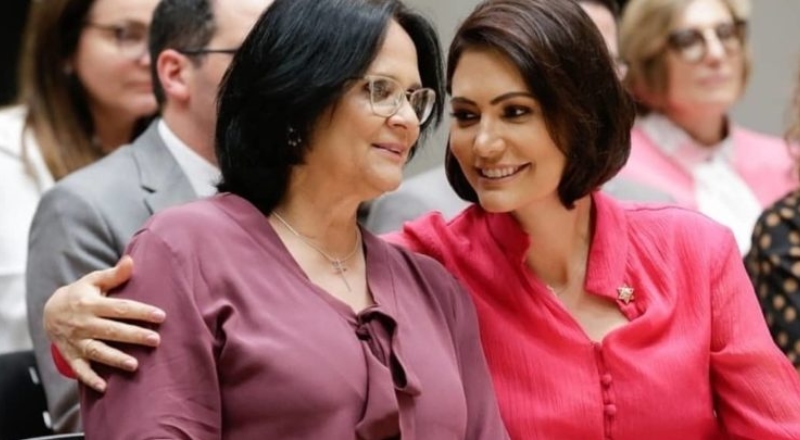 Senadora Damares afirma que Michelle será porta-voz de Bolsonaro: “nasce uma líder”