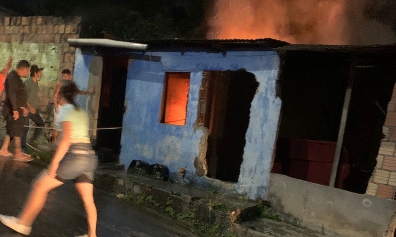 Casa pega fogo no Jorge Teixeira e moradores ficam desesperados; veja vídeos