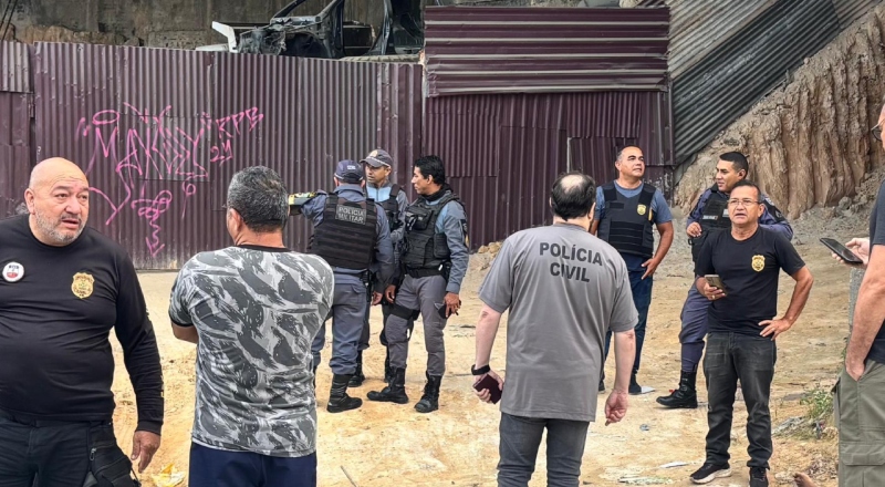 Urgente: alunos encontram jovem assassinado próximo de escola no Cidade de Deus; veja vídeo