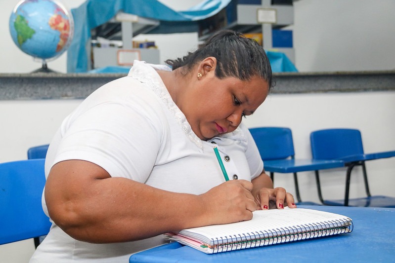 Prefeitura de Manaus realiza matrícula de alunos para Educação de Jovens e Adultos