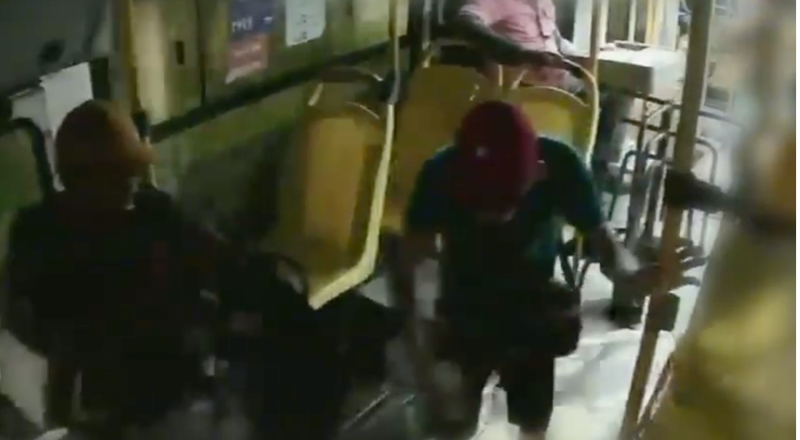 Polícia procura por bandidos que tocaram o terror durante assalto a ônibus em Manaus; veja vídeo