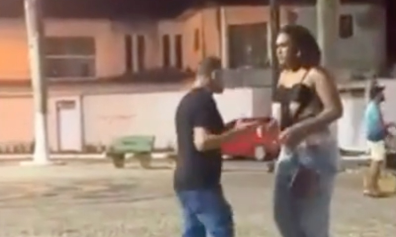 “Sente o soco da boneca”: mulher trans derruba homem no murro durante confusão; veja vídeo