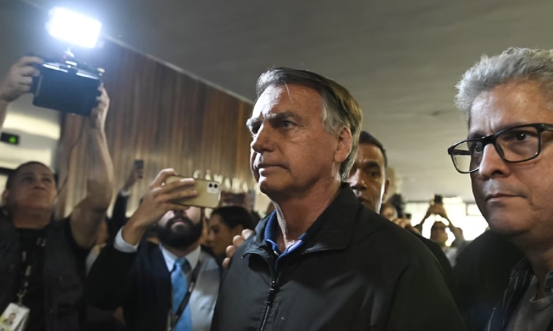 Moraes ameaça prender Bolsonaro e dá 24 horas para defesa explicar suposta quebra de medida cautelar