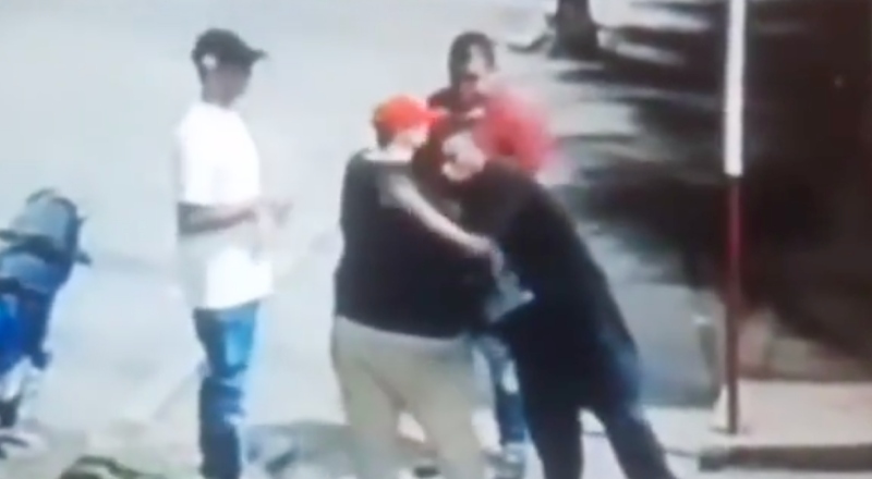 “De traição”: veja momento em que pistoleiro mata homem a tiros logo após cumprimentá-lo com aperto de mão