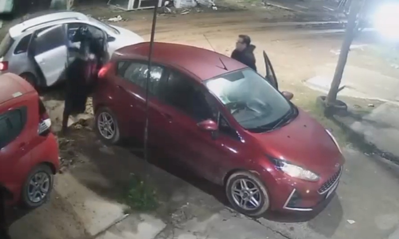 Bandidos são recebidos na bala após tentarem roubar carro de policial; veja vídeo