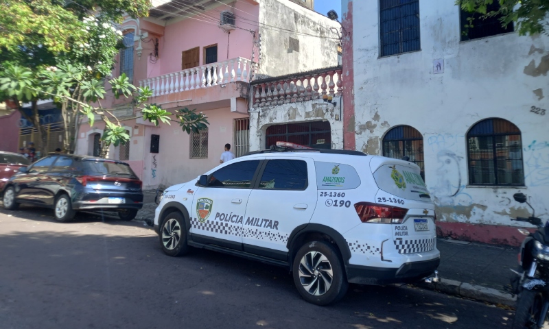 Urgente: homem é encontrado morto dentro de casa no Centro de Manaus; veja vídeo