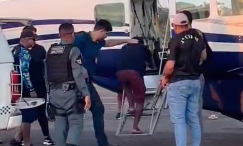 Homem é preso após desaparecer com mulher em lancha no porto de Tapauá; suspeita é de feminicídio e ocultação de cadáver; veja vídeo