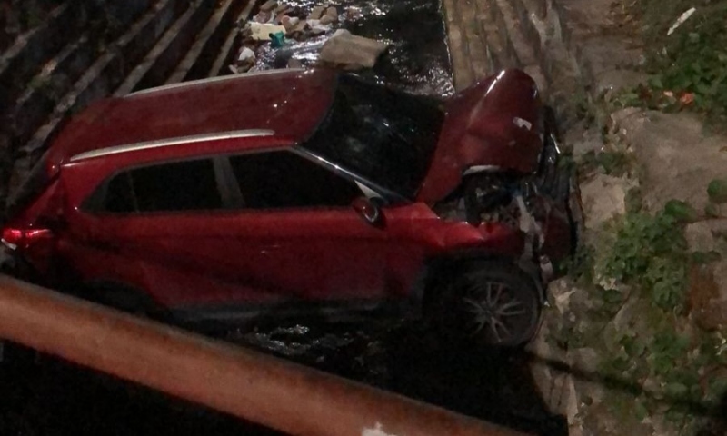 “Como é que ele fez isso?”: motorista cai com carro dentro de rip-rap no bairro Alvorada