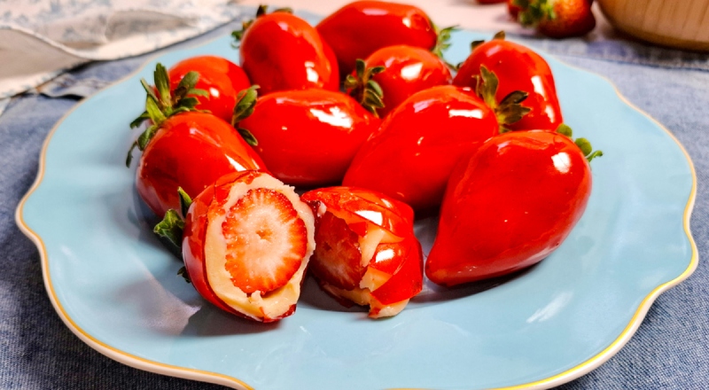 Doce, vermelho e apaixonante: como surgiu o famoso morango do amor?