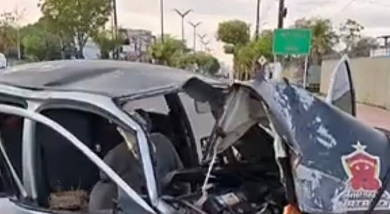 Urgente: carro bate em poste na Ponta Negra e deixa pai, filho e nora gravemente feridos; veja videos