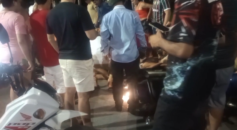 Veja o momento em que jovem agoniza após ser arremessado de moto e bater a cabeça na sarjeta em Parintins