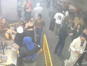 Pânico, correria e bala: tiroteio na frente de bar termina com mortos nos EUA; veja vídeo