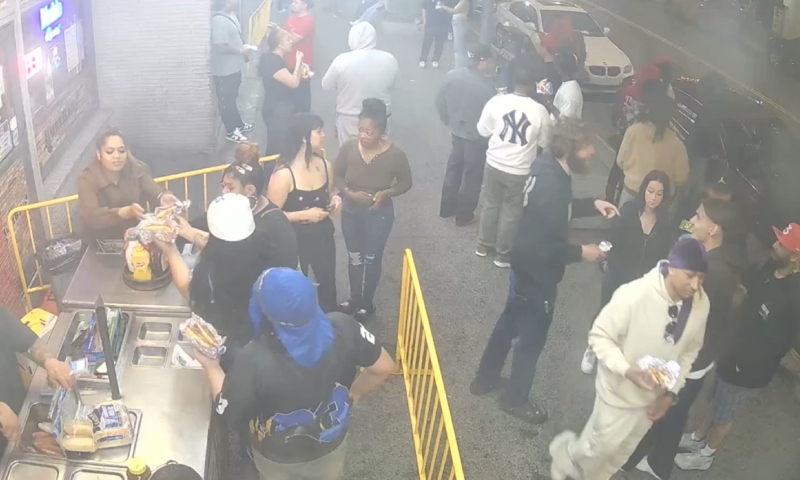 Pânico, correria e bala: tiroteio na frente de bar termina com mortos nos EUA; veja vídeo