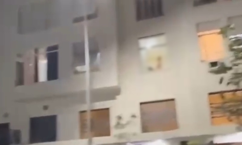 Casal sem vergonha é flagrado produzindo conteúdo picante na janela do apartamento; veja vídeo