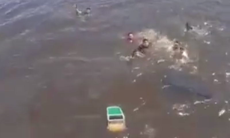 Desesperador: veja momento que passageiros são resgatados após lancha afundar no Amazonas