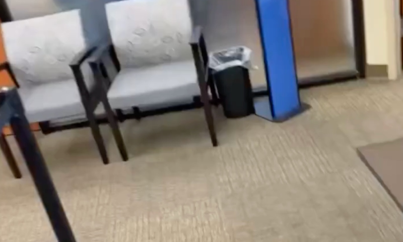 “Por isso que demora o atendimento”: funcionários de banco são flagrados ‘aliviando’ a tensão durante expediente; veja vídeo