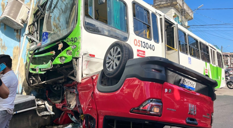 Urgente: picape vai parar debaixo de ônibus durante acidente no bairro Lírio do Vale; veja vídeos