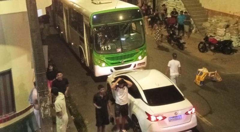 Vídeo mostra motoqueiro sendo esmagado por ônibus em grave acidente na Compensa; veja
