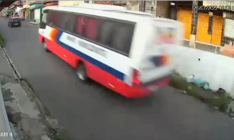 Motoqueiro perde o braço durante acidente com ônibus no Nova Esperança; veja vídeo
