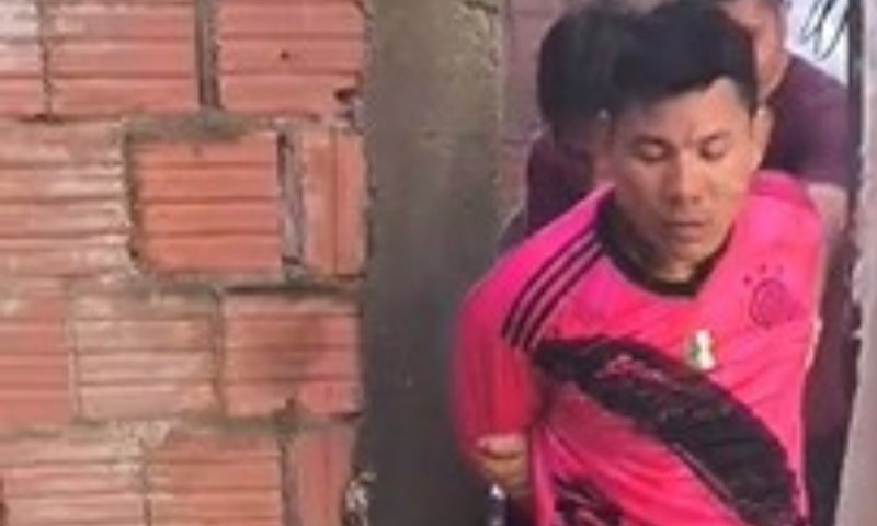 Veja momento em que homem que assassinou a companheira é preso em Manaus