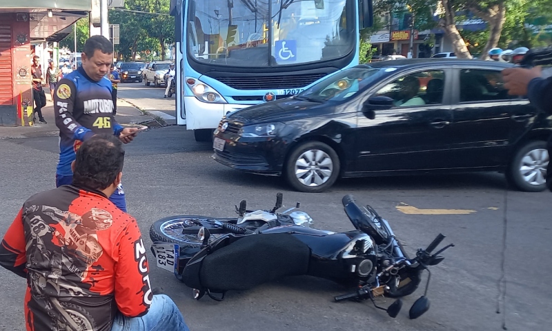 Acidente entre mototaxista e ônibus deixa dois feridos no bairro Compensa; veja vídeo