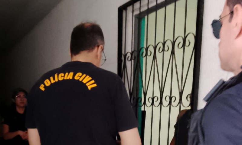 Policial de 61 anos é preso após estuprar detenta durante transferência de unidade prisional, em Manaus