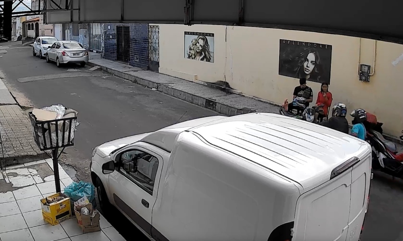 Vídeo chocante mostra momento em que entregador leva ‘balaço’ na cabeça durante tentativa de assalto; veja