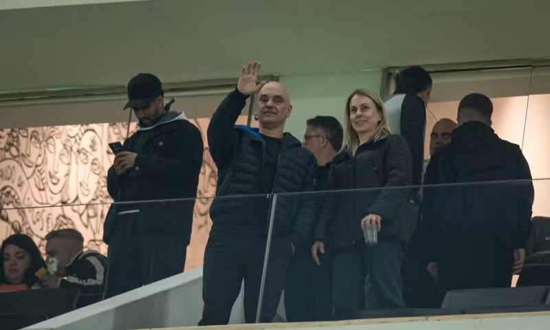 Após ser vaiado, Moraes mostra dedo do meio em jogo do Corinthians; veja