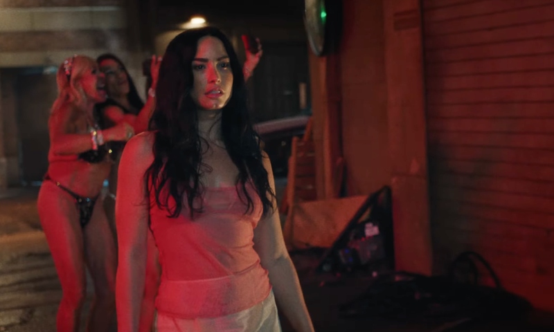 Demi Lovato finalmente retorna ao pop e lança clipe vibrante de “Fast”; veja